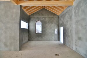 Rohbau mit neuem Holzdachstuhl über gemauerten Wänden