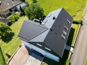 Vue aérienne d'un immeuble résidentiel après la mise en place de la toiture