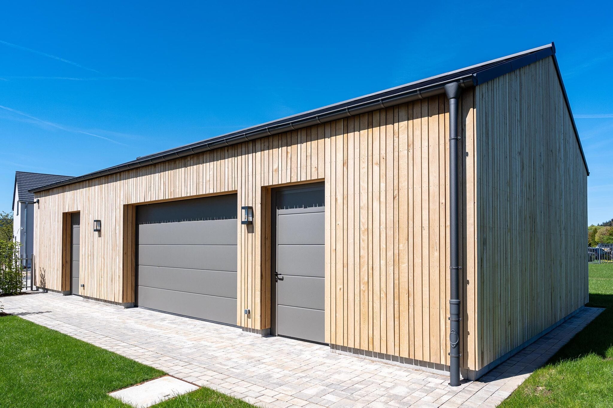 Fertig montierte Garage in Holzrahmenbau mit Lärchenfassade und Sektionaltor