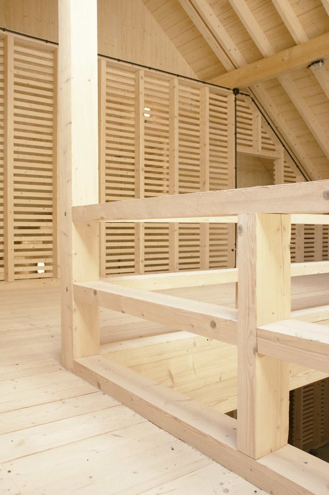 Holzlamellenwand als Raumteiler im ausgebauten Dachgeschoss