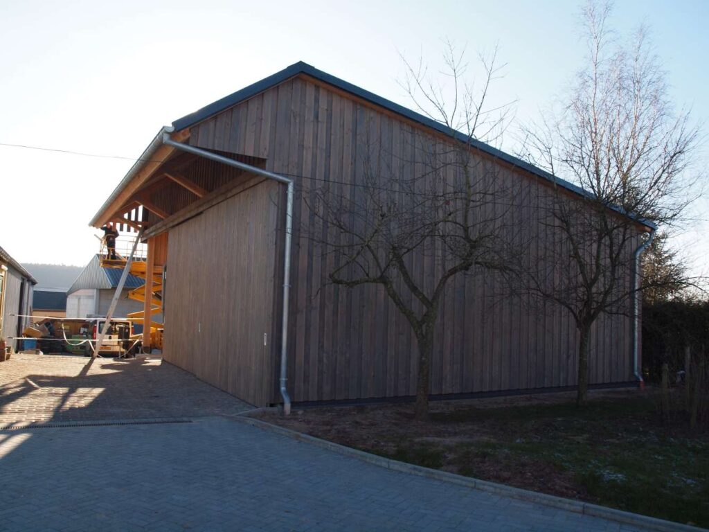Lagerhalle mit Douglasien-Fassade und Satteldach