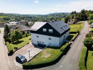 Bâtiment résidentiel avec extension de toit dans un quartier résidentiel, vue aérienne