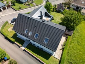 Maison surélevée avec un nouveau toit à dôme et des fenêtres à l’étage