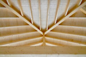 Firstdetail eines neuen Holzdachstuhls mit symmetrischen Sparren