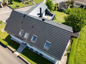 Extension de la toiture en construction bois sur une maison unifamiliale, vue aérienne