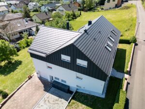 Vue aérienne d'un immeuble résidentiel surélevé avec un nouveau toit