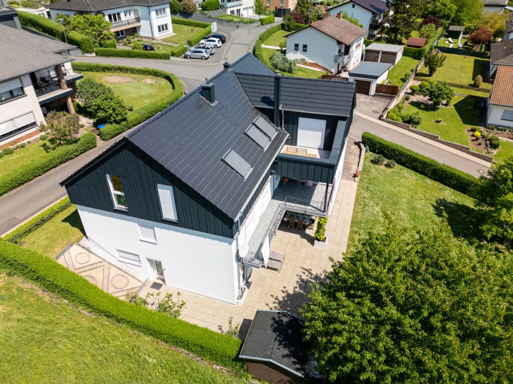 Luftbild eines Einfamilienhauses mit neuem Dachgeschoss