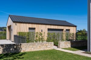 Garage mit Holzfassade und Stehfalzdach