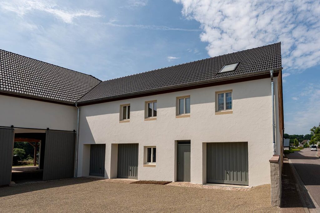 Denkmalsanierung in Hermesdorf: Wohnhaus und Nebengebäude nach der Sanierung