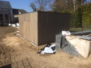 Gartenbüro aus Holz im Rohbau mit Verschalung
