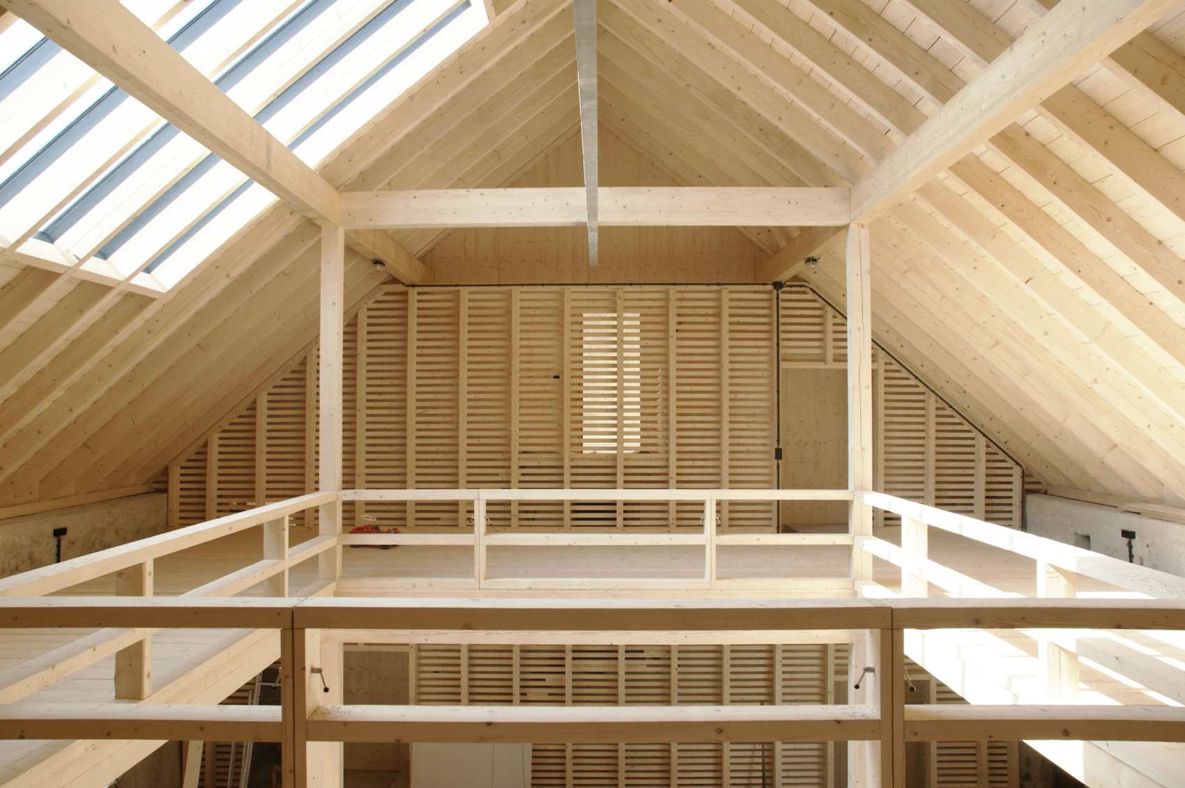 Ausgebautes Dachgeschoss in Holz mit Galerie und Lamellenwand