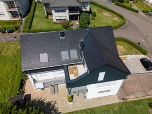 Maison à étage avec toit sombre vue d'oiseau