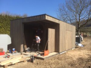 Gartenbüro aus Holz während der Montage im Garten