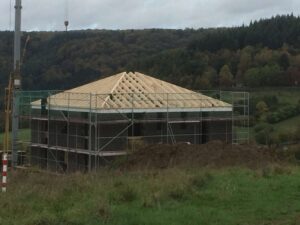 New roof structure on a prefabricated structure in front of the Eifel landscape