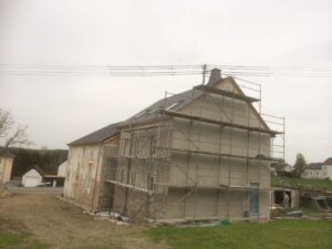 Wohnhaus eingerüstet für die Dämmung der Fassade