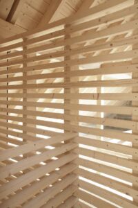 Detail der Holzlamellen mit Blick in den Dachraum