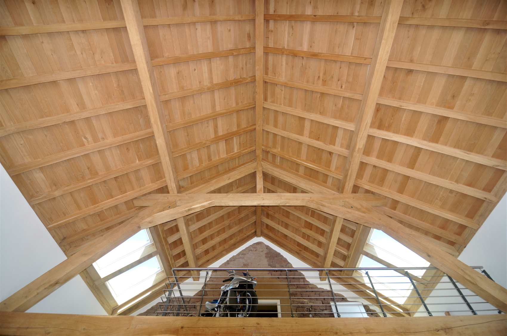 Neuer Dachstuhl aus Holz von innen mit Dachfenstern