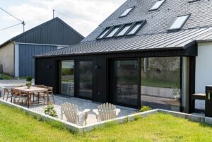 Anbau in Holzbauweise mit großen Glasflächen und Holzterrasse