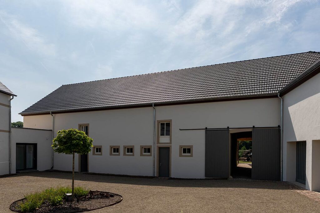 Denkmalsanierung in Hermesdorf: historischer Hof nach der Sanierung