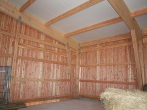Intérieur de la salle de stockage avec revêtement en bois et palettes de foin