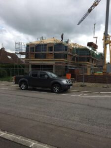 Wohnhaus im Umbau mit neuem Dachstuhl aus Holz