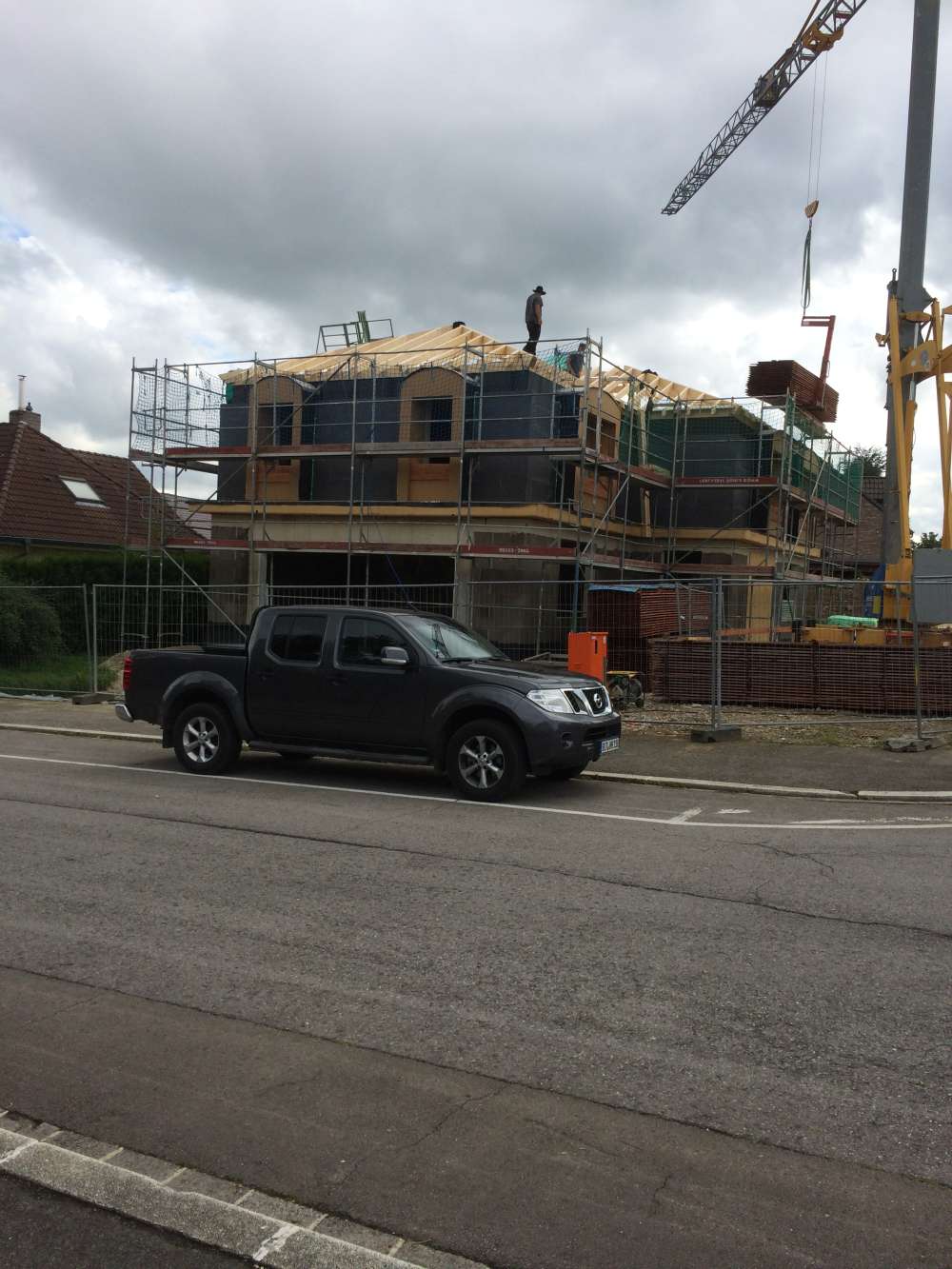 Wohnhaus im Umbau mit neuem Dachstuhl aus Holz