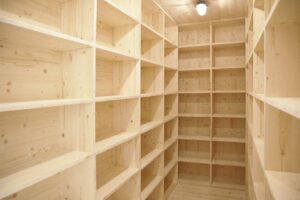 Raumhohe Einbauregale aus Holz