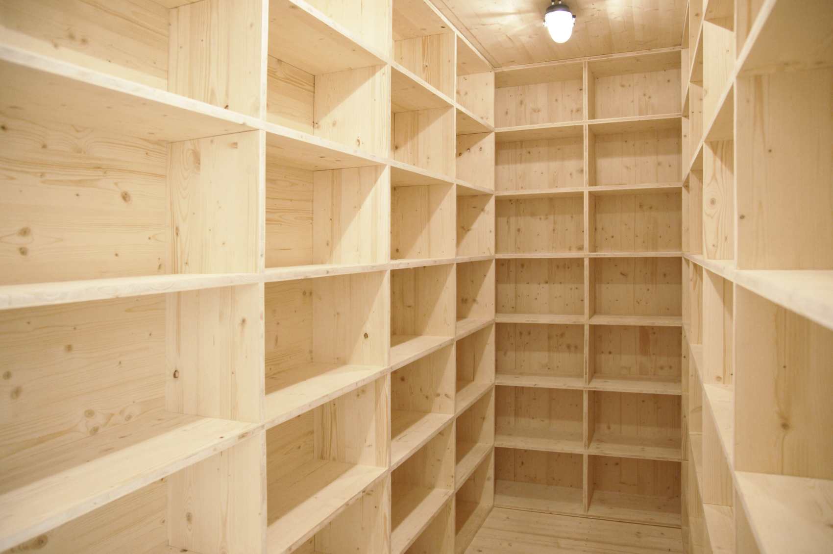 Raumhohe Einbauregale aus Holz