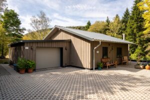 Holzhaus Bollendorf mit Garage und gepflastertem Hof