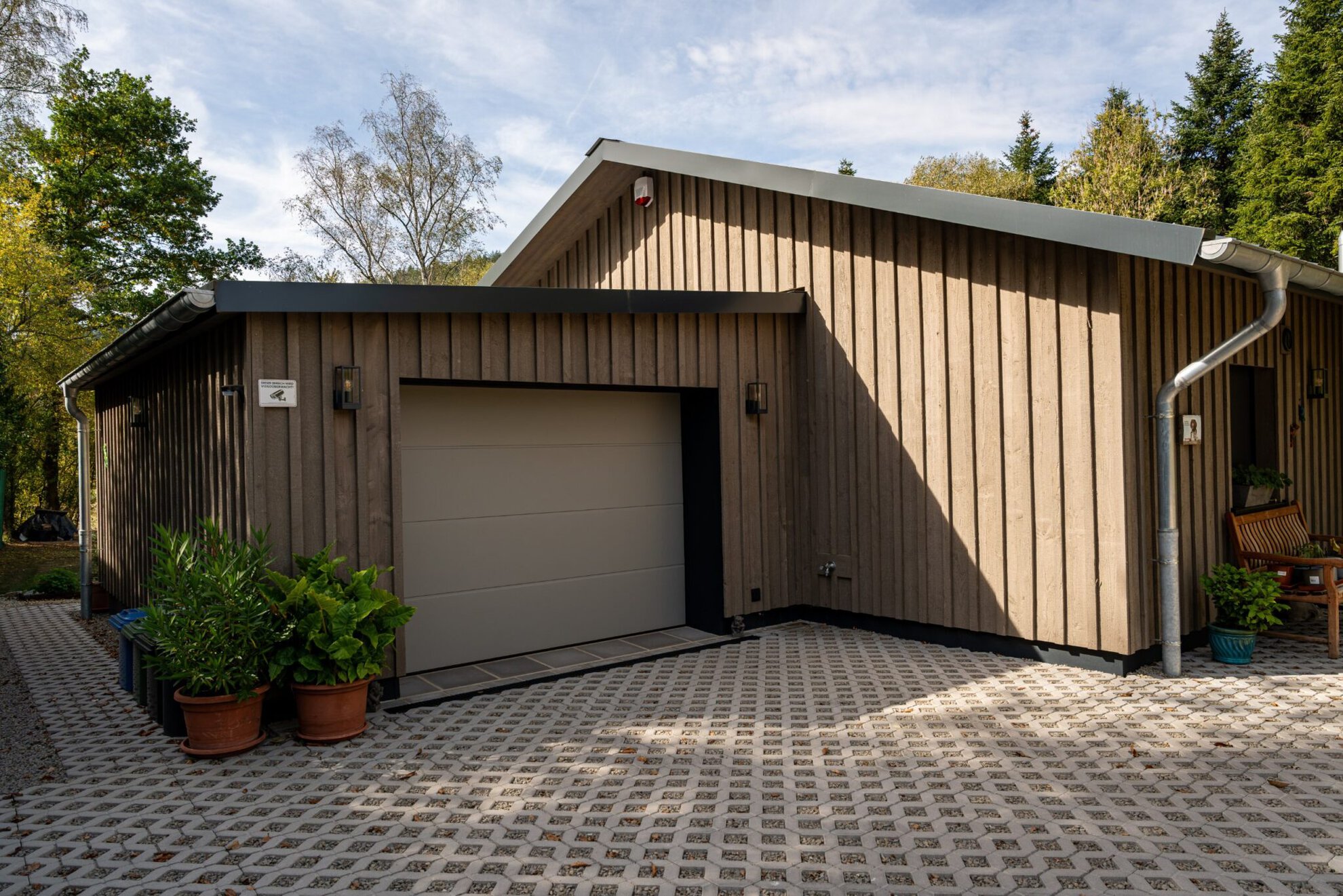 Garage des Holzhauses Bollendorf mit senkrechter Holzschalung