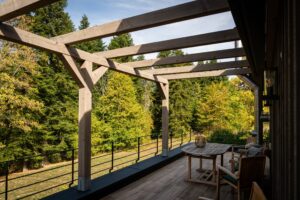 Terrasse mit Pergola und Blick ins Grüne