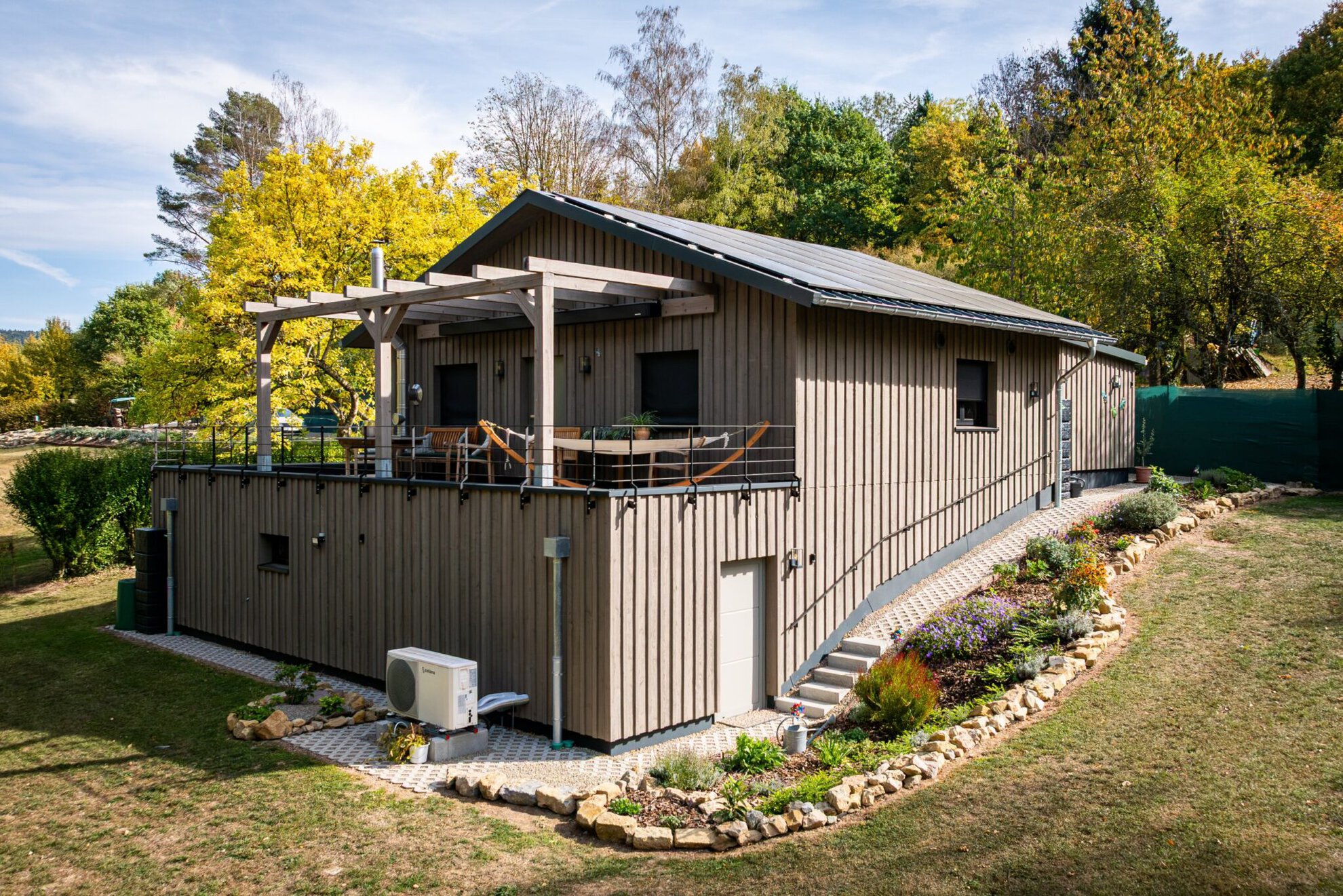 Holzhaus Bollendorf vom Garten aus gesehen