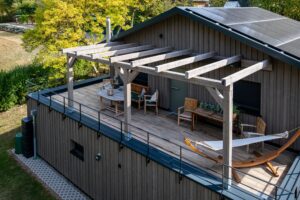 Terrasse mit Pergola am Holzhaus Bollendorf aus der Luft