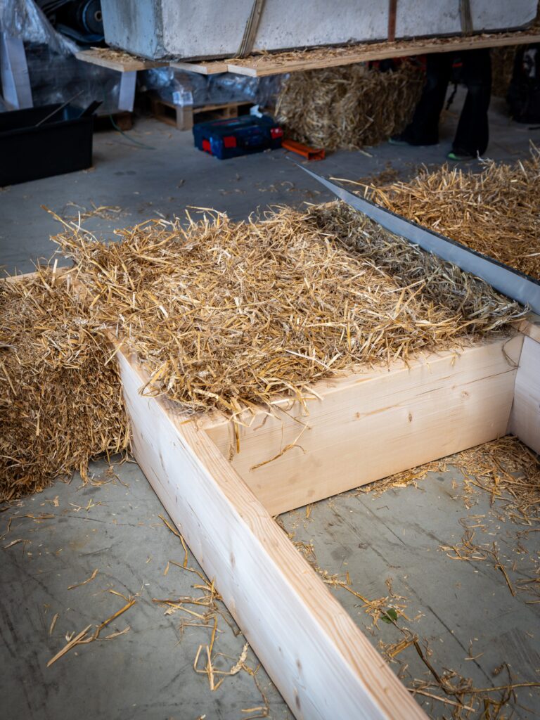 Holzrahmenelement wird mit Stroh ausgefacht