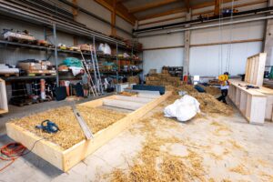 Vorfertigung der Strohhaus-Elemente in der Abbundhalle
