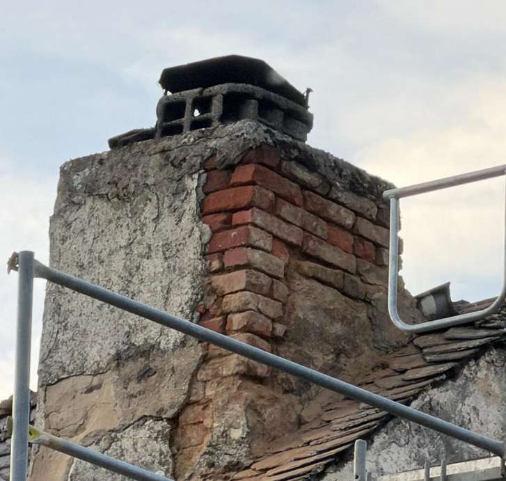 1. Bestand – Kamin und Dach vor Beginn der Arbeiten.