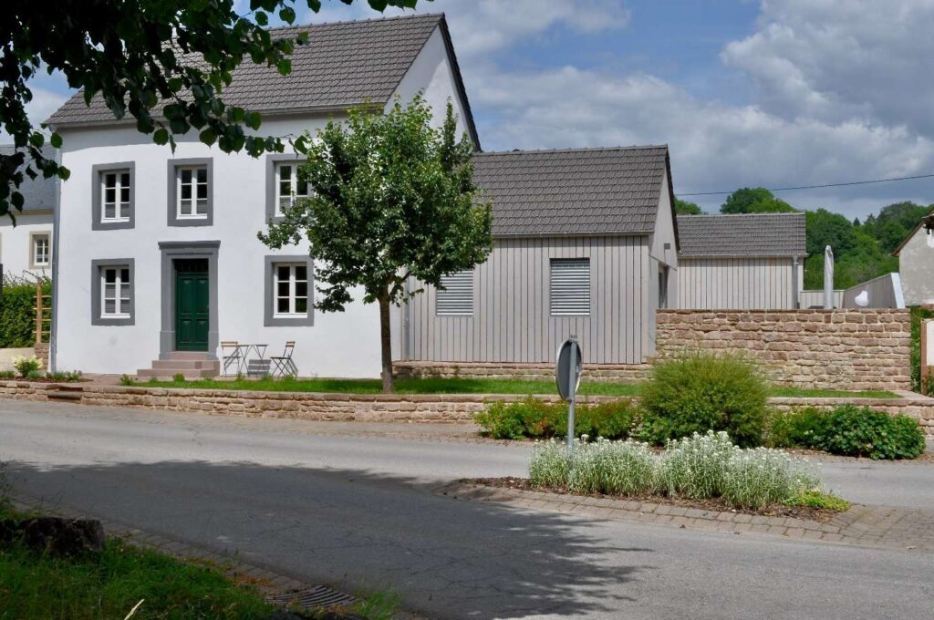 Saniertes Wohnhaus mit neuem Holz-Nebengebäude