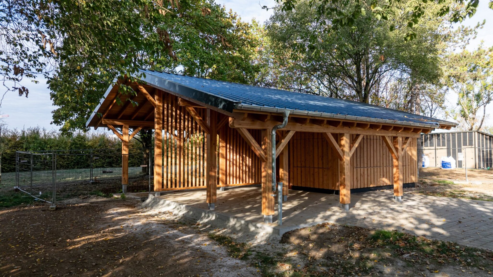Holzchalet der Ville de Luxembourg mit offenem Unterstand, Luftaufnahme