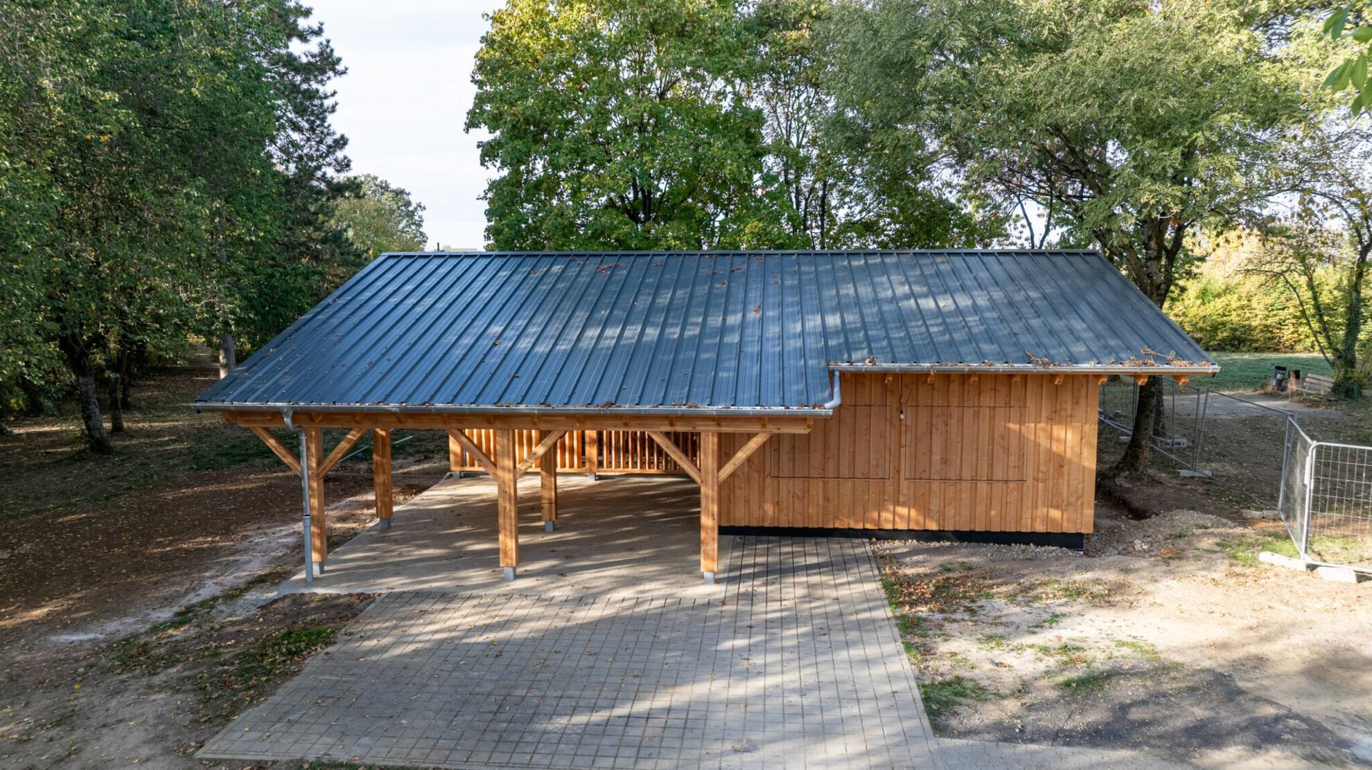 Luftaufnahme des Chalets mit Metalldach zwischen Bäumen