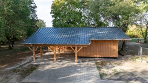 Luftaufnahme des Chalets mit Metalldach zwischen Bäumen