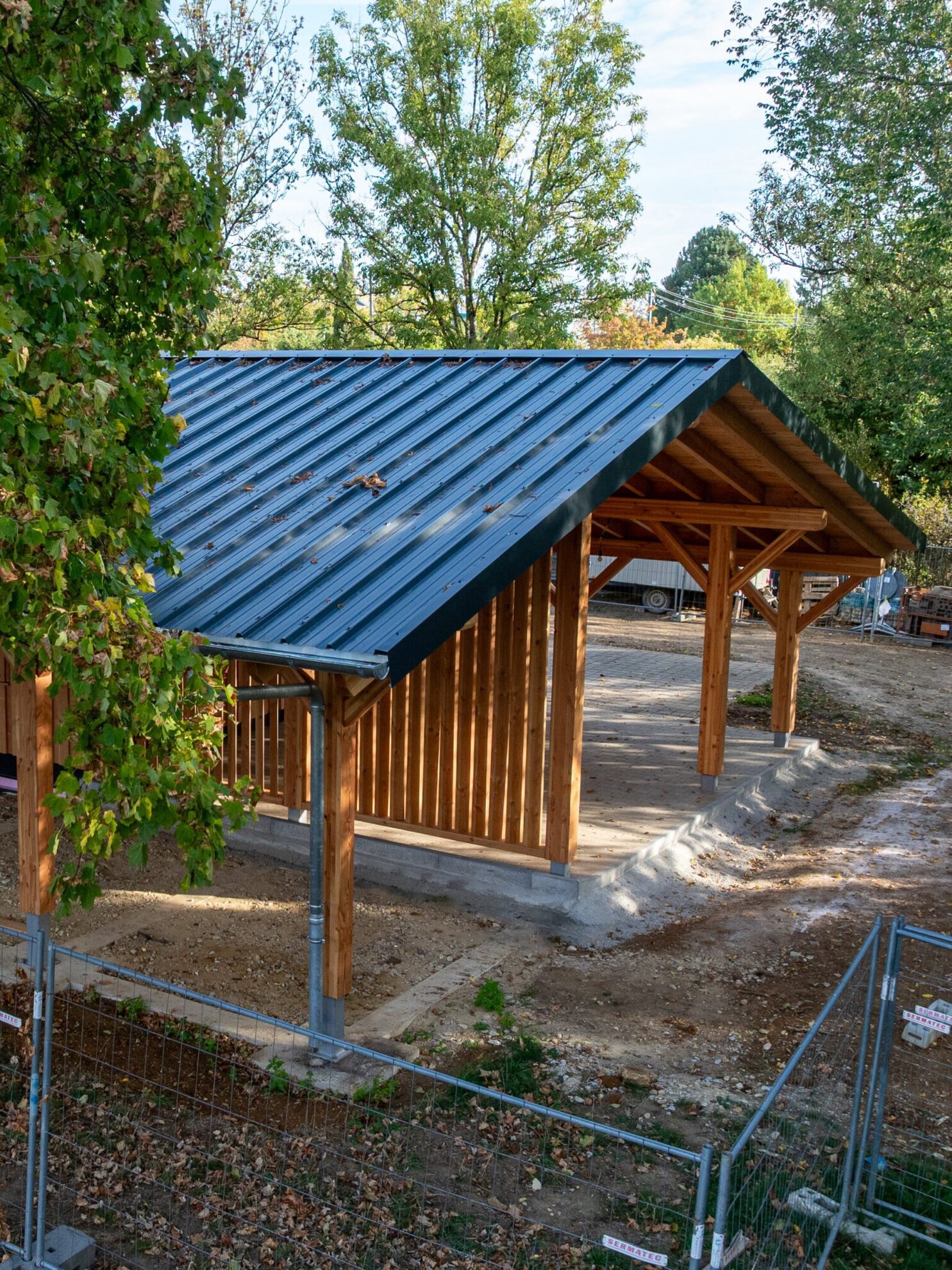 Giebelseite des Chalets mit senkrechter Holzschalung aus der Luft