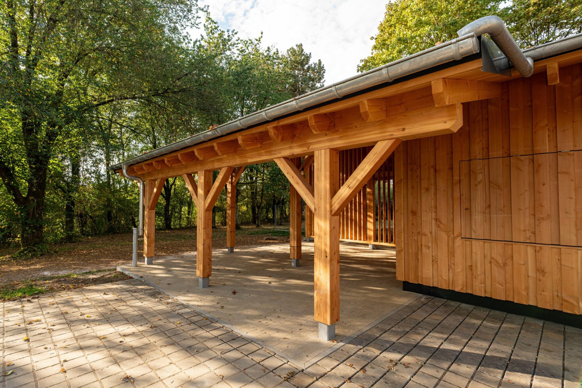 Seitenansicht des Chalets mit Stützenreihe