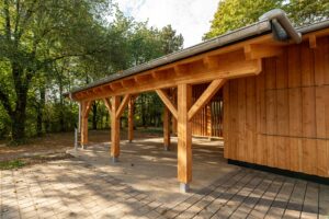Seitenansicht des Chalets mit Stützenreihe