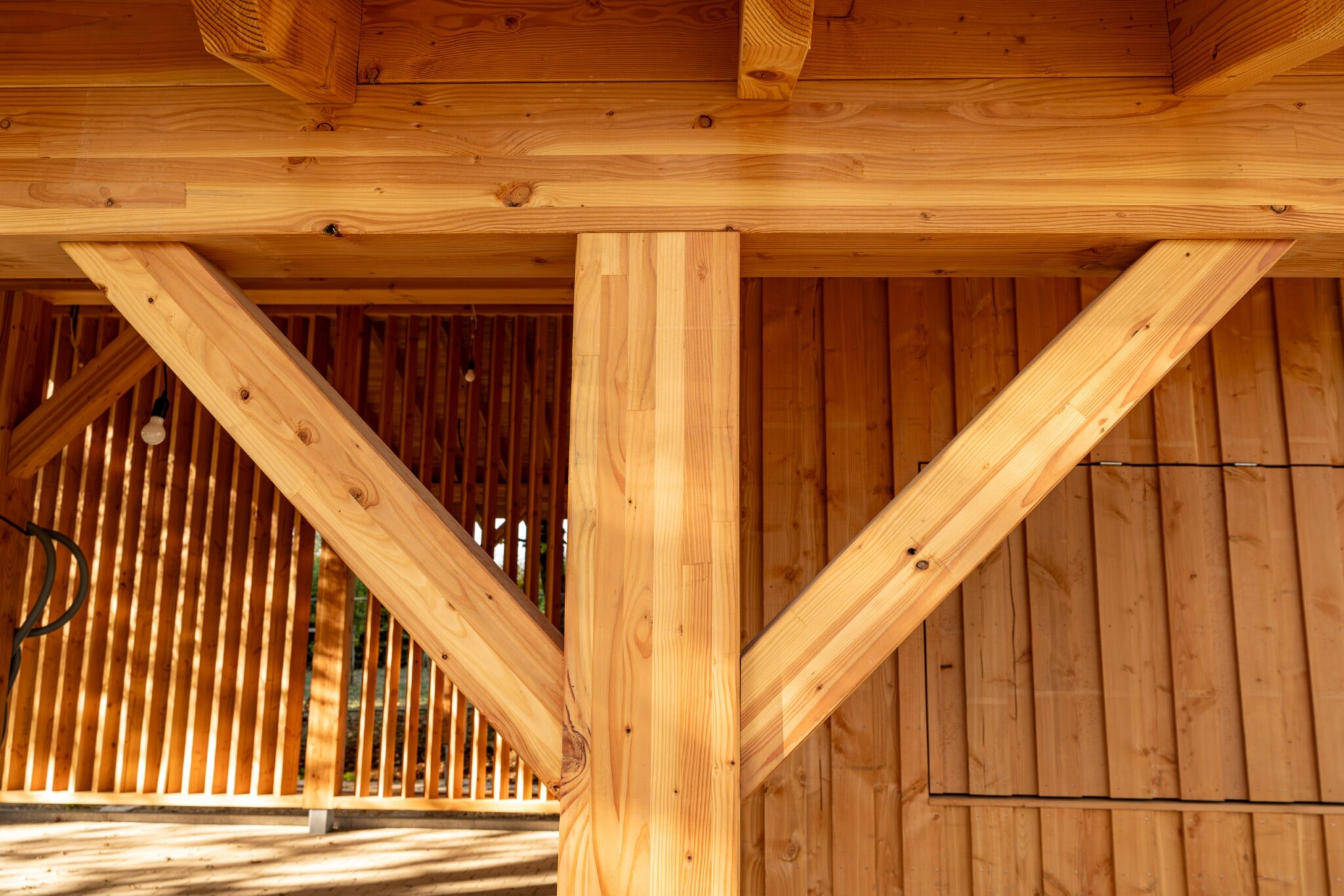 Holzstütze mit Kopfbändern im Detail