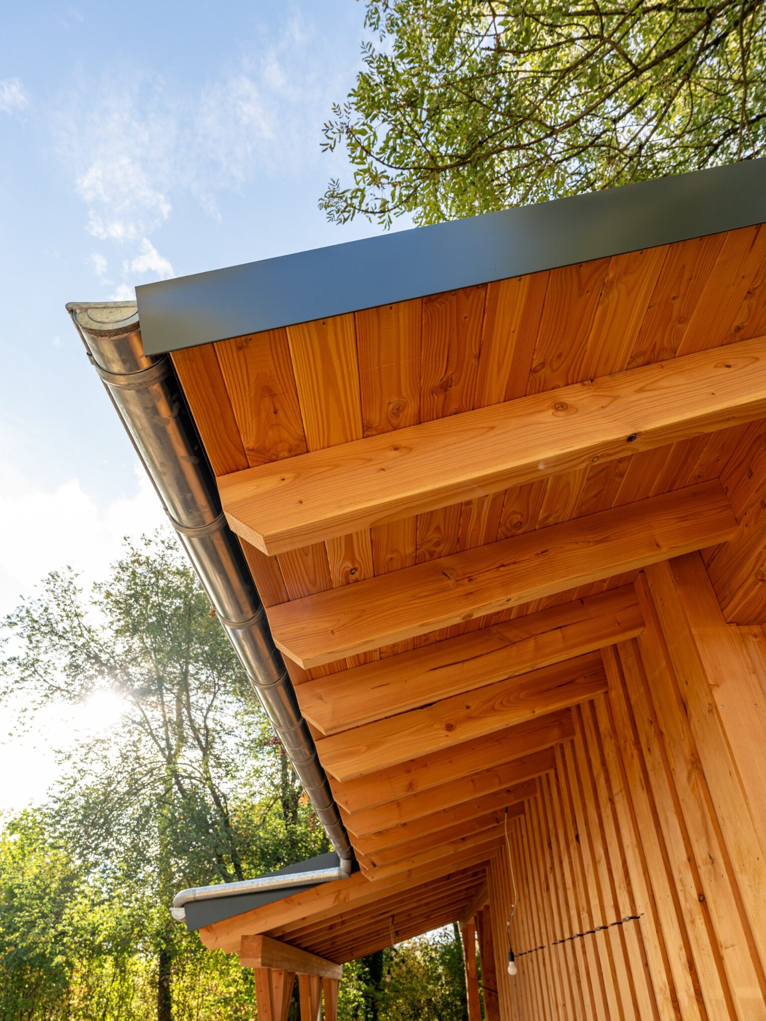 Detail des Dachüberstands mit Sichtschalung