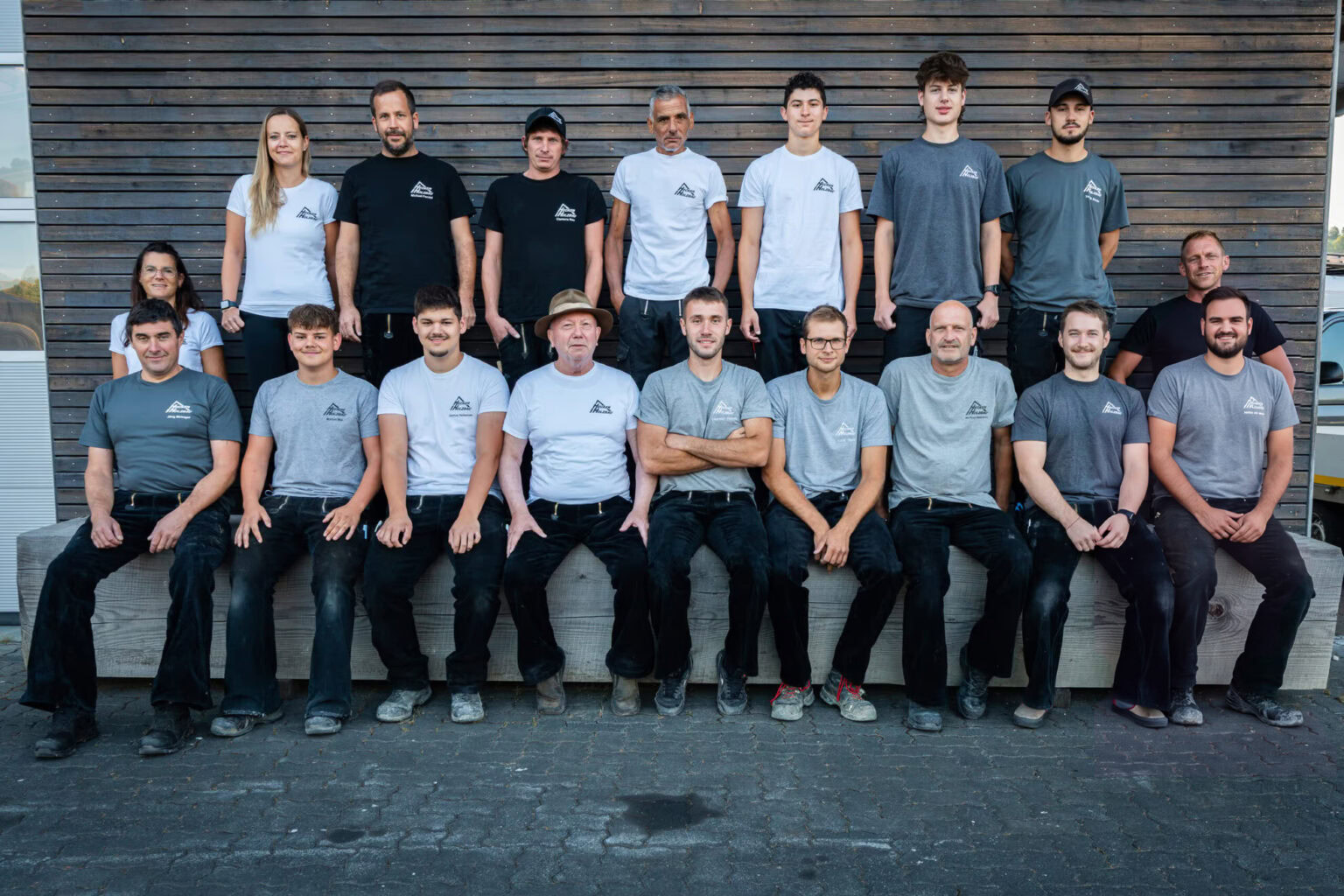 Das Team von Hecker Holzbau vor dem Holzlager in Grundhof