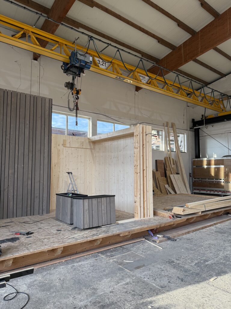 Wandverkleidung und Sitznische des Messestands auf der Montageplattform