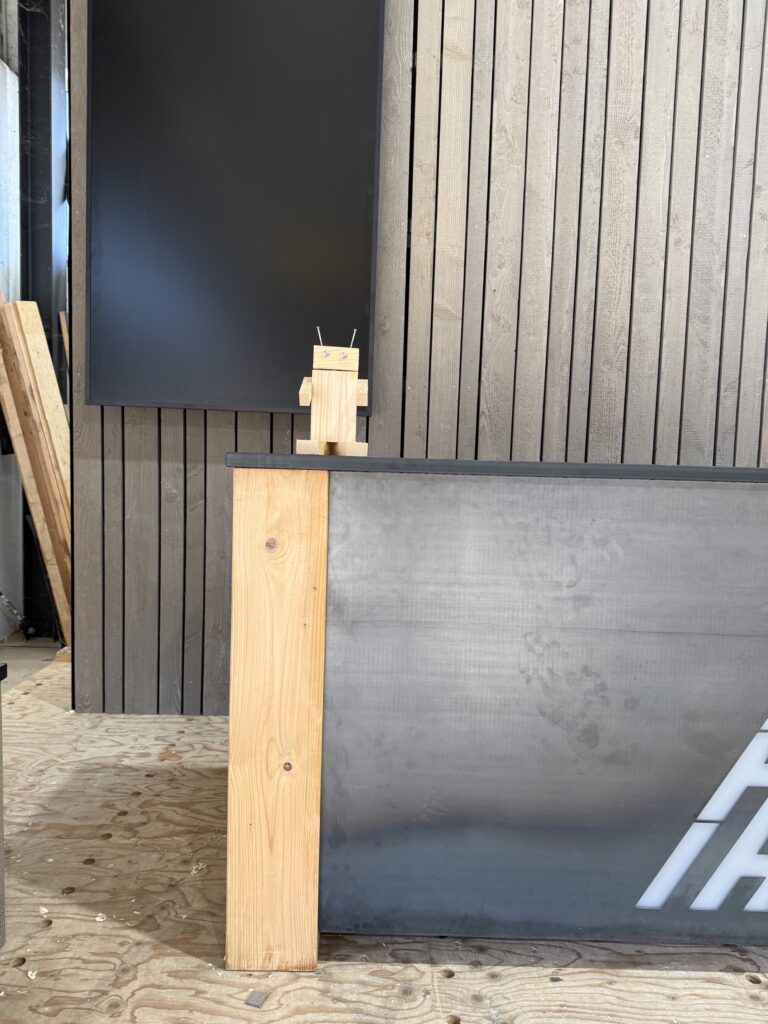 Der Holzbot steht auf der Theke des Messestands