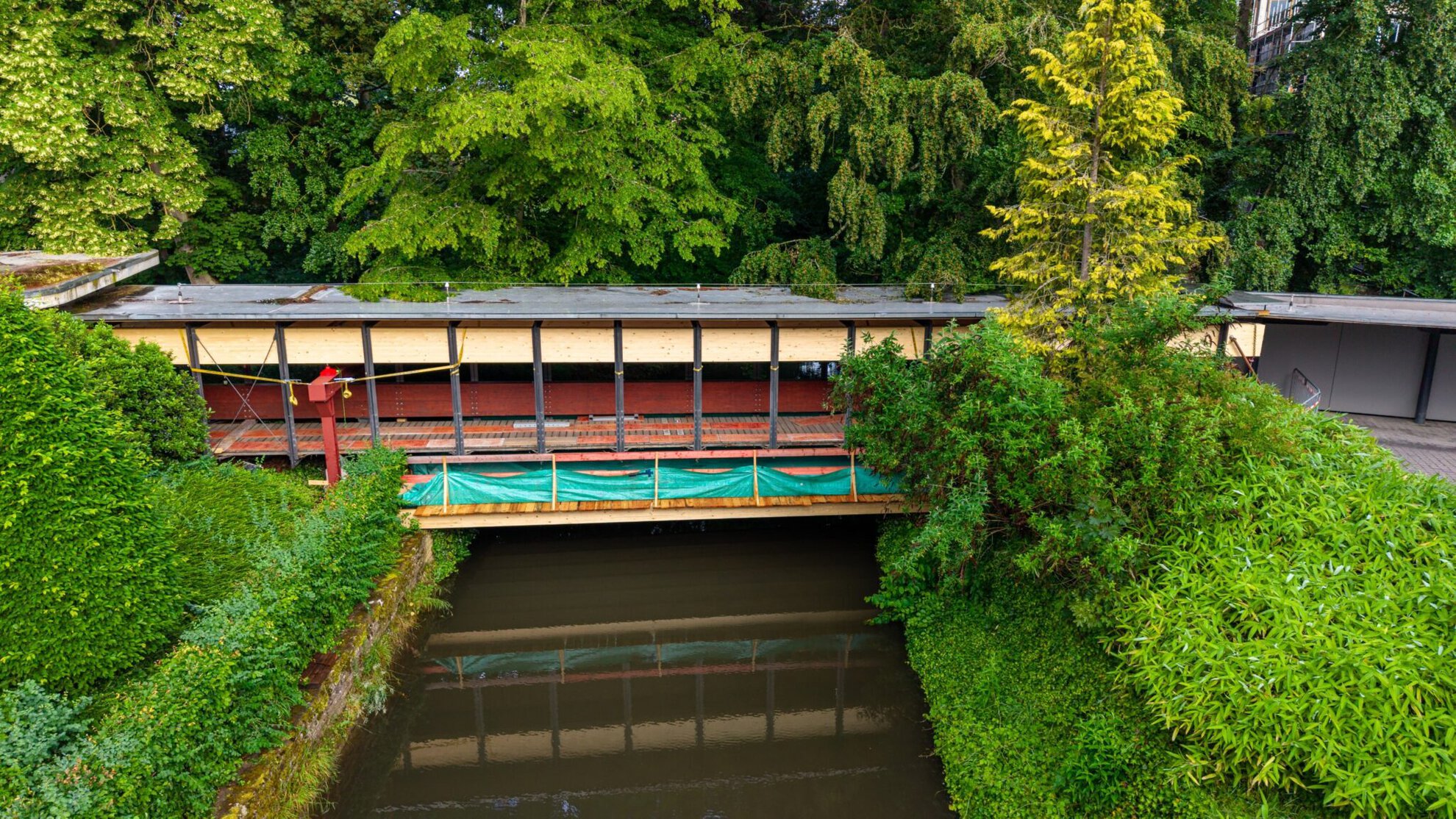 Überdachte Holzbrücke im Park von Bad Mondorf, Luftaufnahme