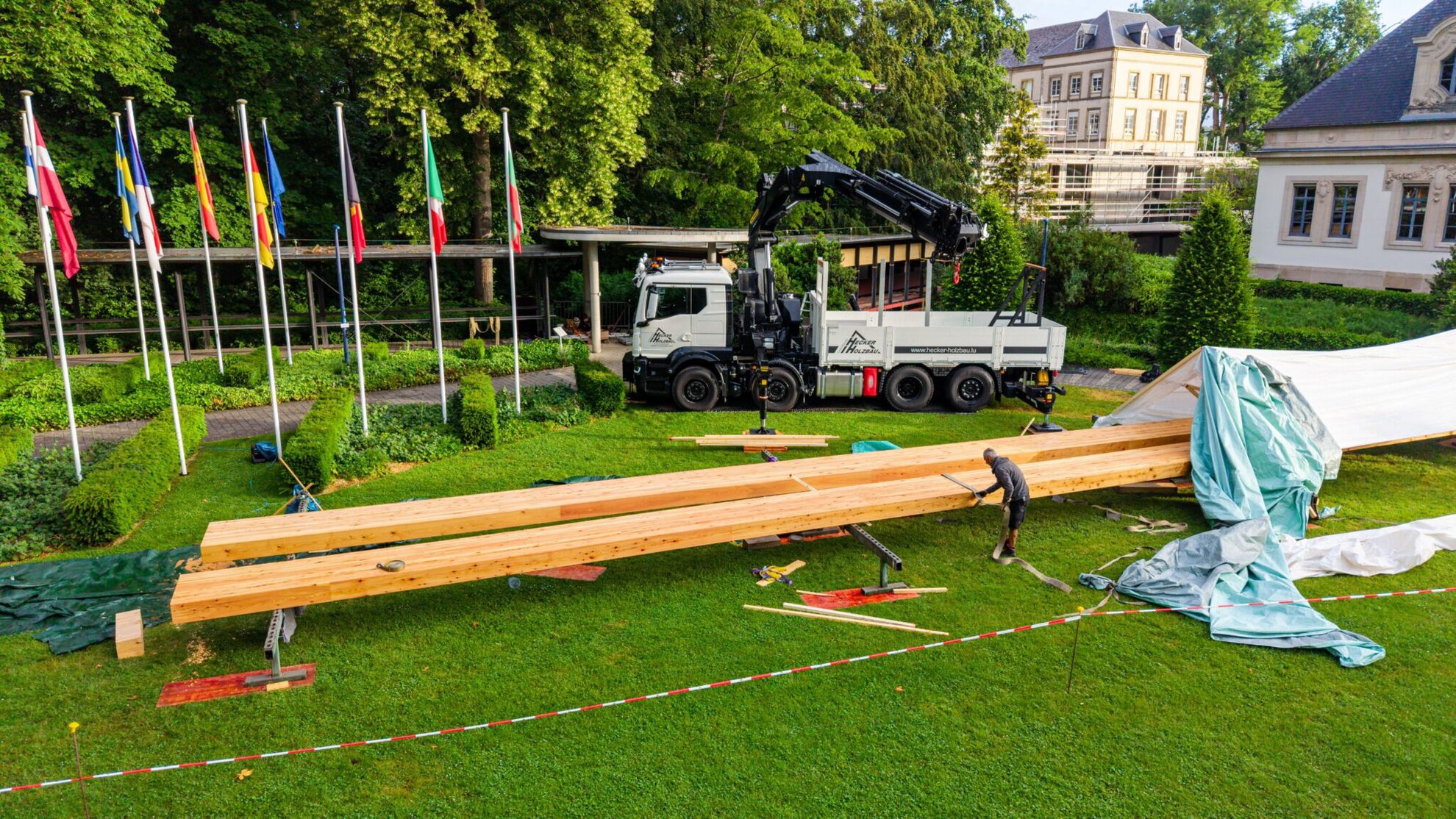 Leimholzträger für die Brücke liegen im Park von Bad Mondorf bereit